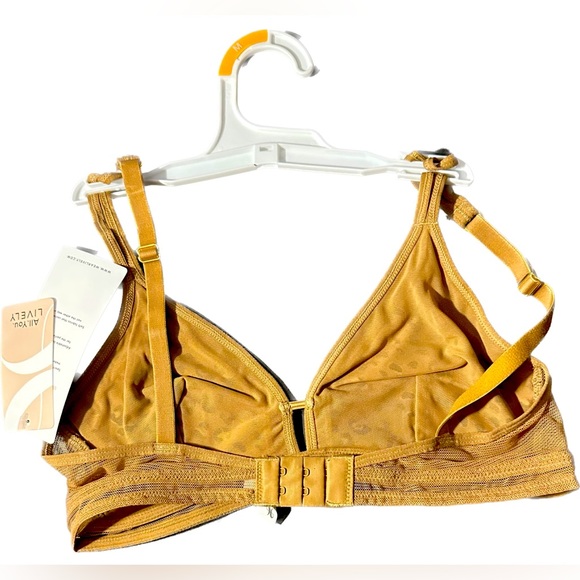 LIVELY BRA SET SIZE MEDIUM- BYE BYE POKEY WIRES. HELLO LIVELY. - Picture 3 of 5